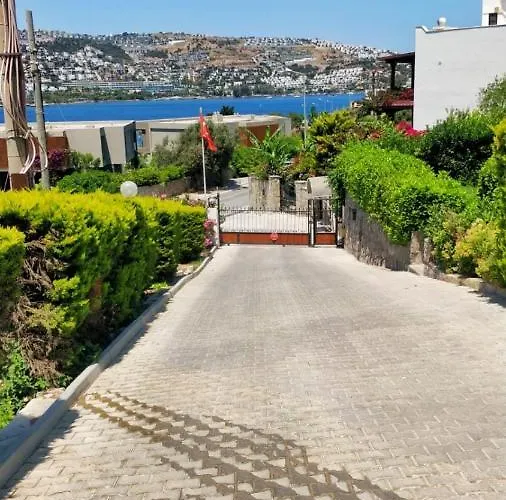 Willa Guendogan Koyu Havuzlu Site Bodrum
