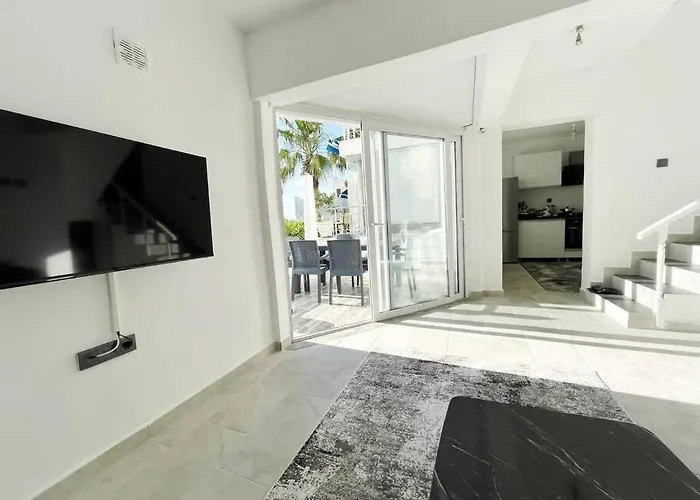 Guendogan Koyu Havuzlu Site ヴィラ *