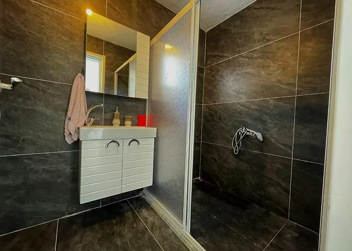 Guendogan Koyu Havuzlu Site ヴィラ