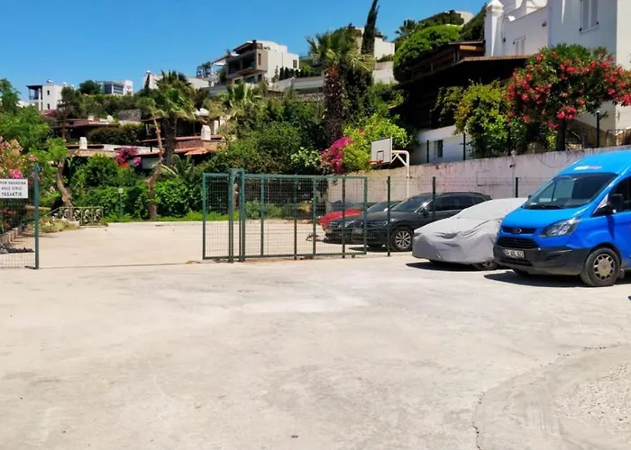 Guendogan Koyu Havuzlu Site Villa