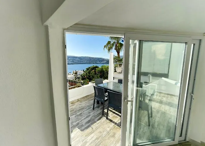 Guendogan Koyu Havuzlu Site Bodrum