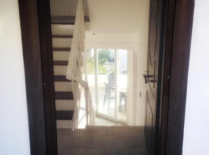 Guendogan Koyu Havuzlu Site