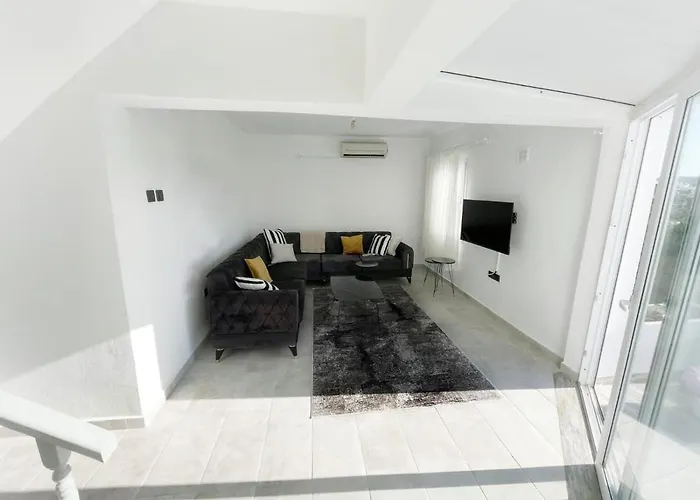 Guendogan Koyu Havuzlu Site *