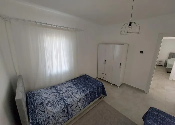 Guendogan Koyu Havuzlu Site Bodrum