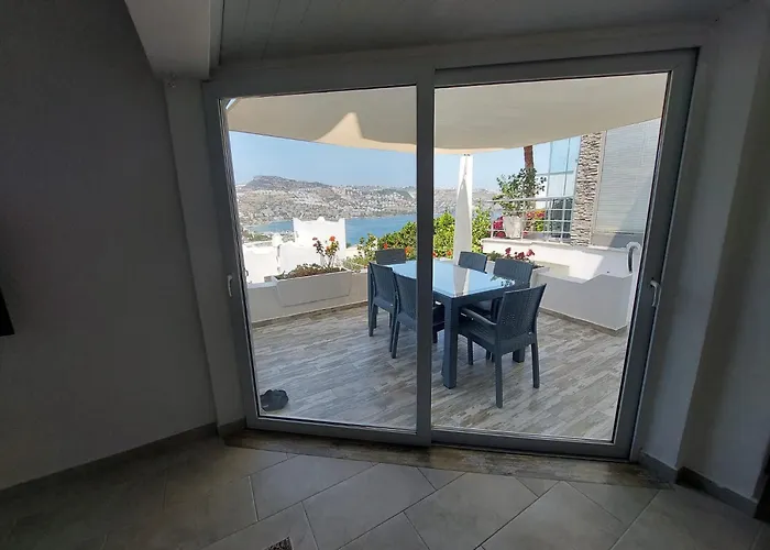 Guendogan Koyu Havuzlu Site Villa