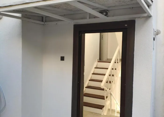 Guendogan Koyu Havuzlu Site Villa