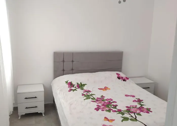 Guendogan Koyu Havuzlu Site Bodrum