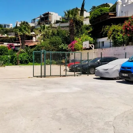 Guendogan Koyu Havuzlu Site Villa